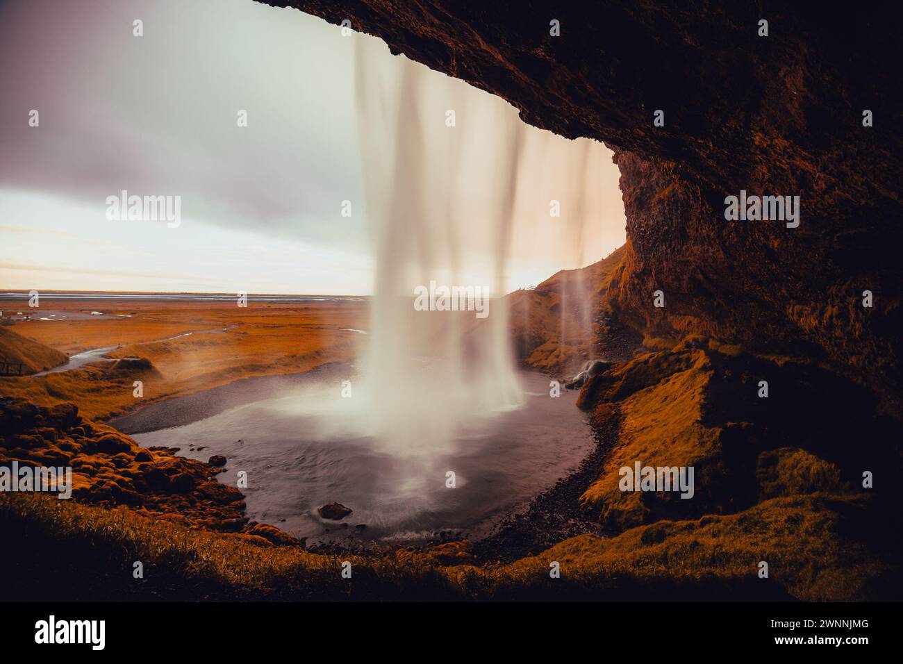 Belle vue sur Seljalandsfoss en Islande le matin de l'été. Vue derrière le rideau d'eau de la cascade. Banque D'Images