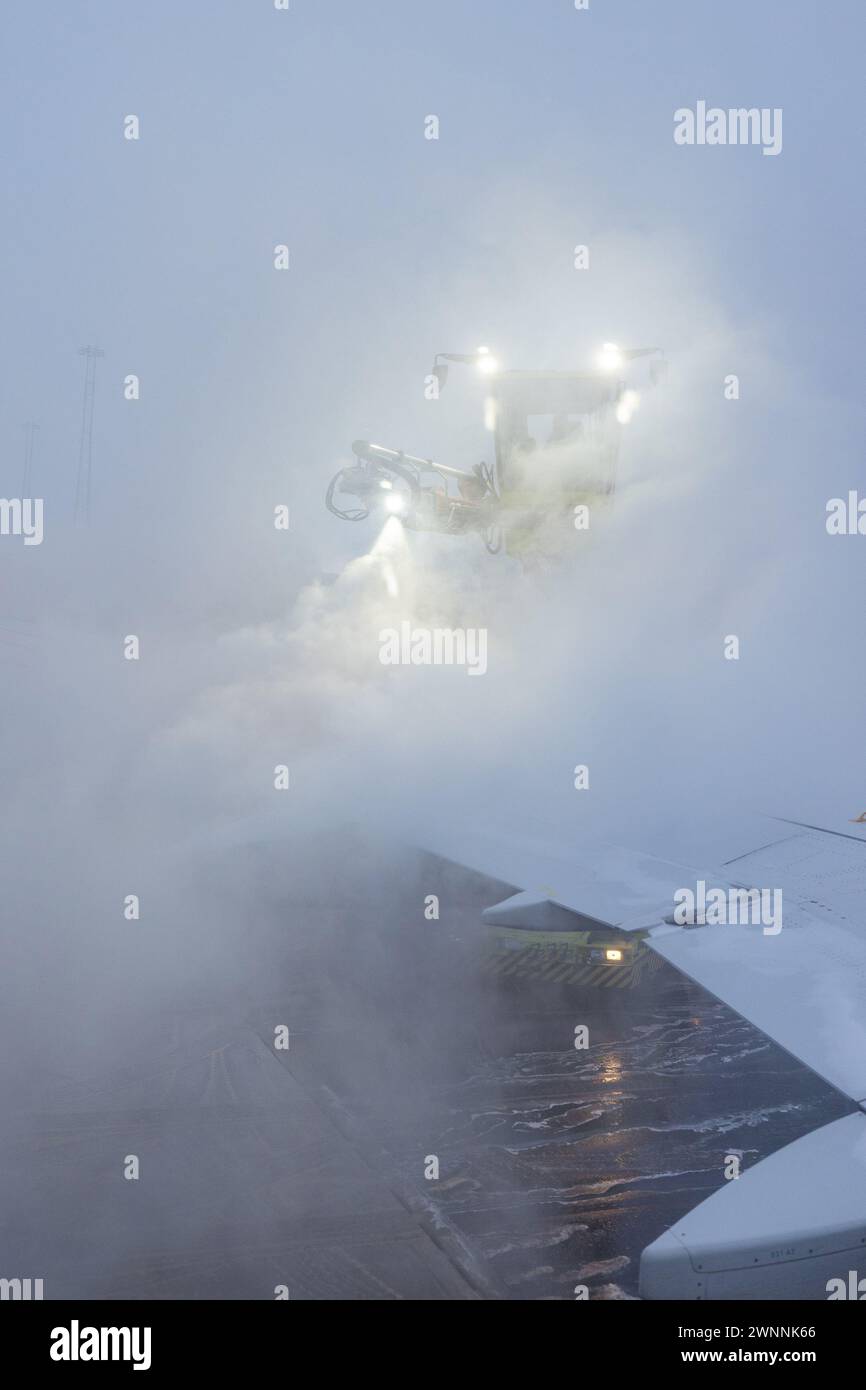 Dégivrage ou dégivrage d'un aéronef avant le décollage. Mesures de sécurité à des températures ambiantes froides dans l'aéroport, pour empêcher le gel des surfaces de contrôle. Banque D'Images