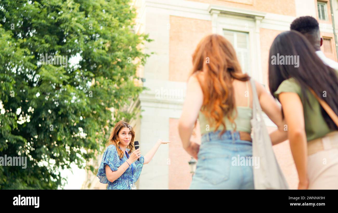 Guide touristique donnant une explication à un groupe de personnes Banque D'Images