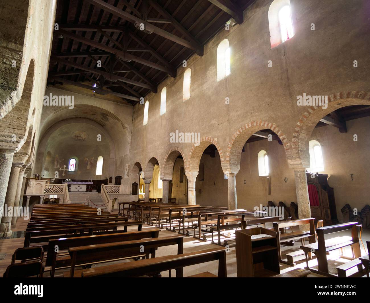 Église médiévale de SS. Pietro e Paolo à Agliate, province de Monza Brianza, Lombardie, Italie. Intérieur Banque D'Images