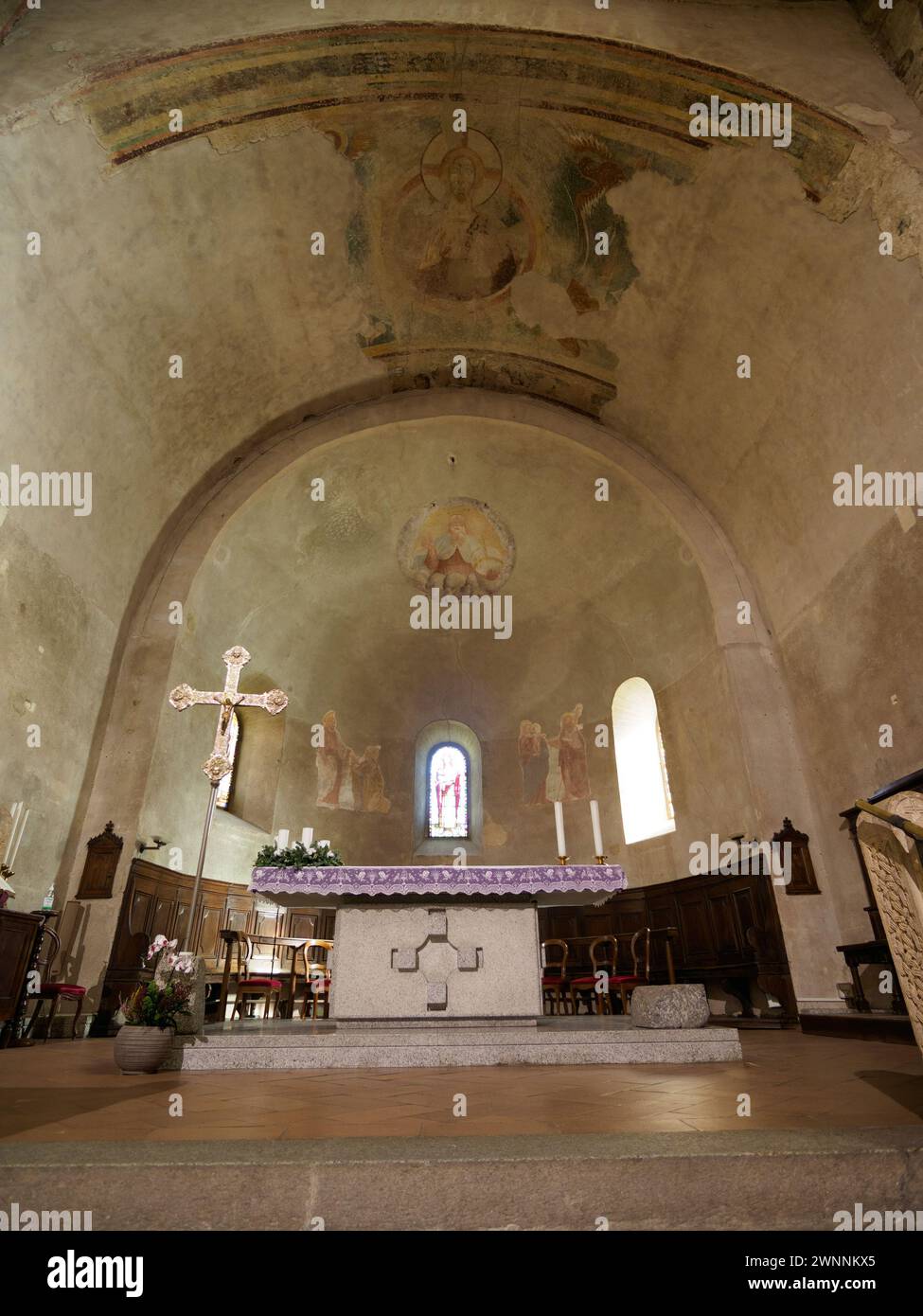 Église médiévale de SS. Pietro e Paolo à Agliate, province de Monza Brianza, Lombardie, Italie. Intérieur Banque D'Images