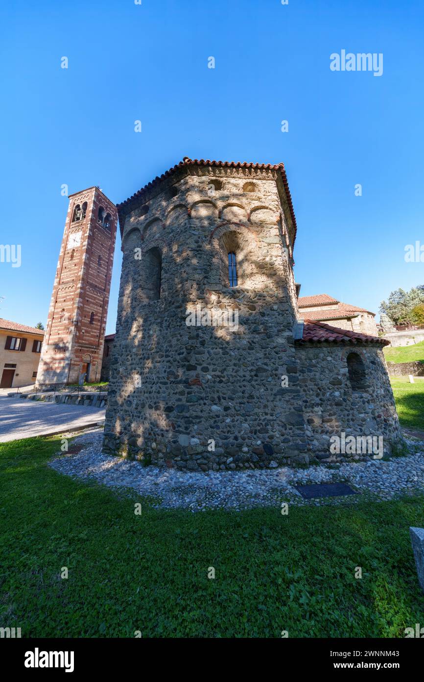 Église médiévale de SS. Pietro e Paolo à Agliate, province de Monza Brianza, Lombardie, Italie Banque D'Images
