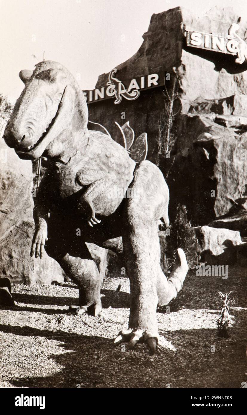 Photo tirée de l'album d'une famille juive italienne (Jarach) voyageant à l'Expo internationale de Chicago à l'été 1933. La photo montre des maquettes d'un Tyrannosaure Rex présenté à l'exposition Sinclair Prehistorical Dinosaurs à l'exposition internationale at the Century of Progress à Chicago, Illinois (1933). Banque D'Images