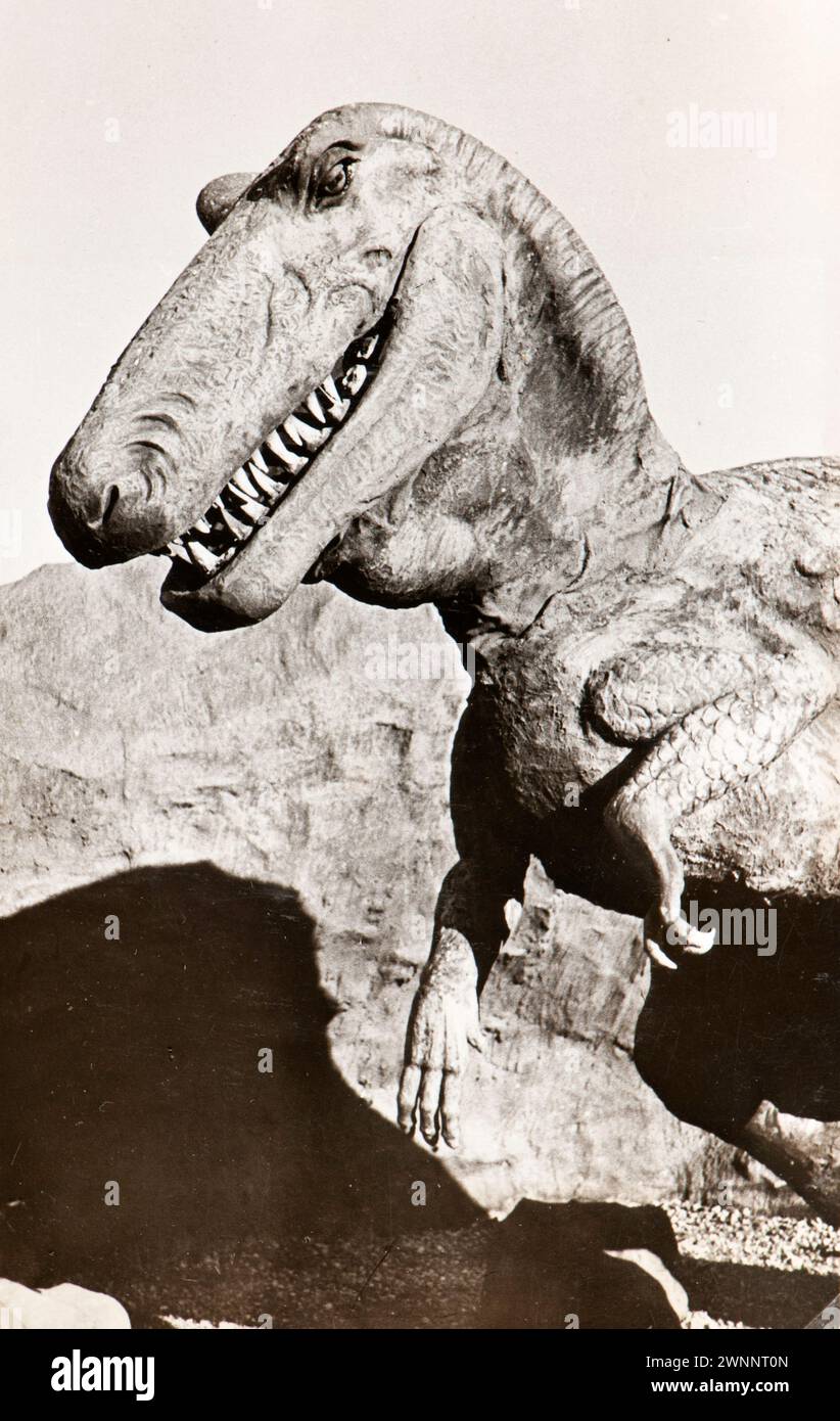 Photo tirée de l'album d'une famille juive italienne (Jarach) voyageant à l'Expo internationale de Chicago à l'été 1933. La photo montre des maquettes d'un Tyrannosaure Rex présenté à l'exposition Sinclair Prehistorical Dinosaurs à l'exposition internationale at the Century of Progress à Chicago, Illinois (1933). Banque D'Images