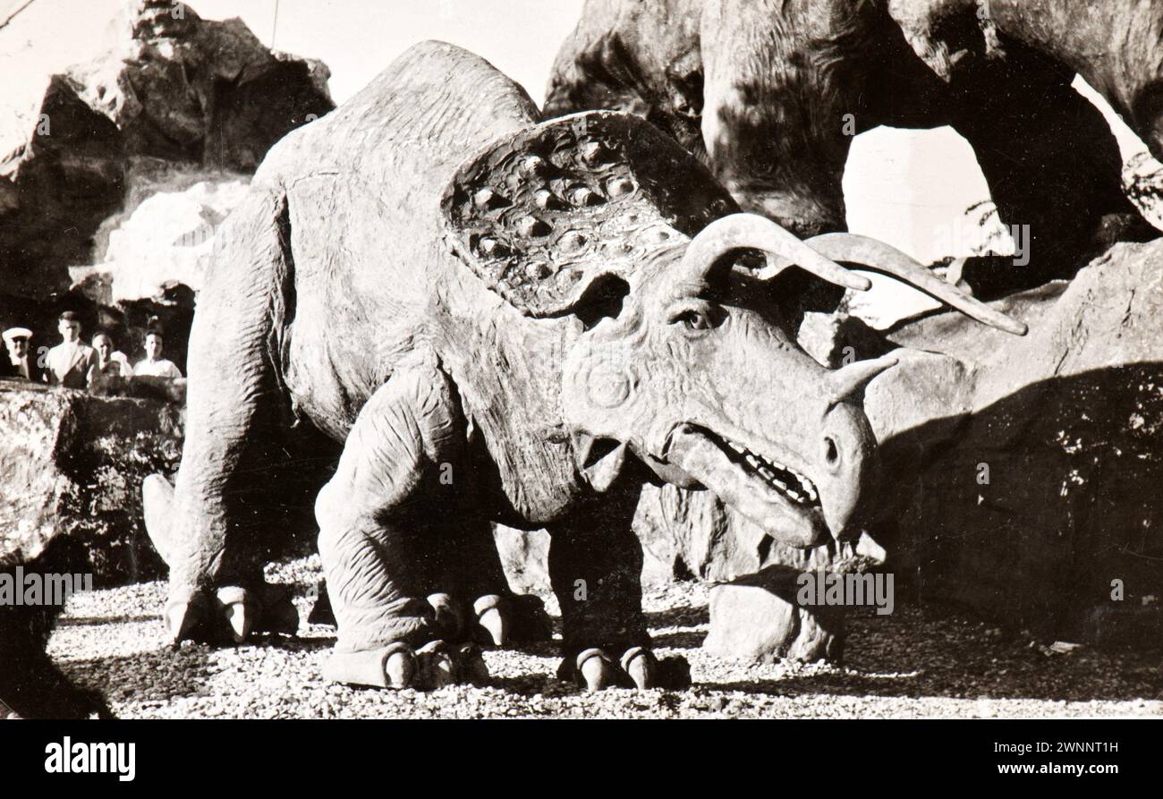 Photo tirée de l'album d'une famille juive italienne (Jarach) voyageant à l'Expo internationale de Chicago à l'été 1933. La photo montre des maquettes d'un tricératops présenté à l'exposition Sinclair Prehistorical Dinosaurs à l'exposition internationale at the Century of Progress à Chicago, Illinois (1933). Banque D'Images