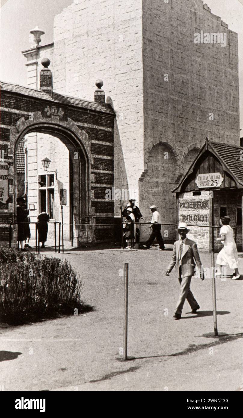 Photo tirée de l'album d'une famille juive italienne (Jarach) voyageant à l'Expo internationale de Chicago à l'été 1933. La photo montre le village belge pensé comme une ville médiévale. Banque D'Images