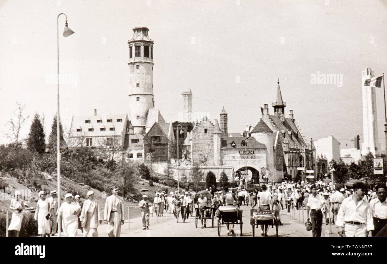 Photo tirée de l'album d'une famille juive italienne (Jarach) voyageant à l'Expo internationale de Chicago à l'été 1933. La photo montre le village belge pensé comme une ville médiévale. Banque D'Images