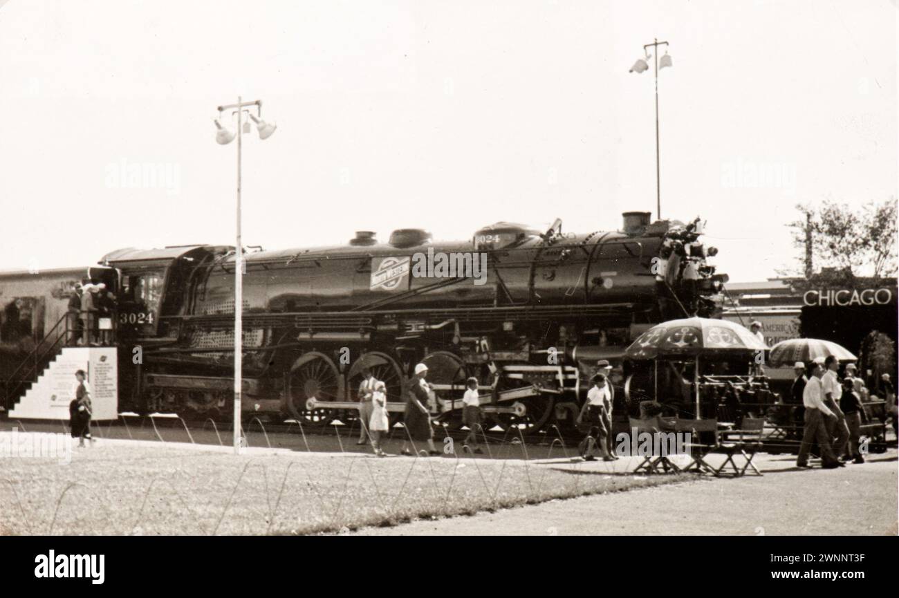 Photo tirée de l'album d'une famille juive italienne (Jarach) voyageant à l'Expo internationale de Chicago à l'été 1933. La photo montre une toute nouvelle locomotive à vapeur Banque D'Images