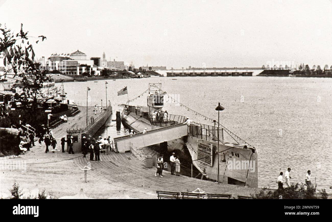 Photo tirée de l'album d'une famille juive italienne (Jarach) voyageant à l'Expo internationale de Chicago à l'été 1933. La photo montre le sous-marin USS S-49 amarré le long du front de mer de l'exposition Banque D'Images