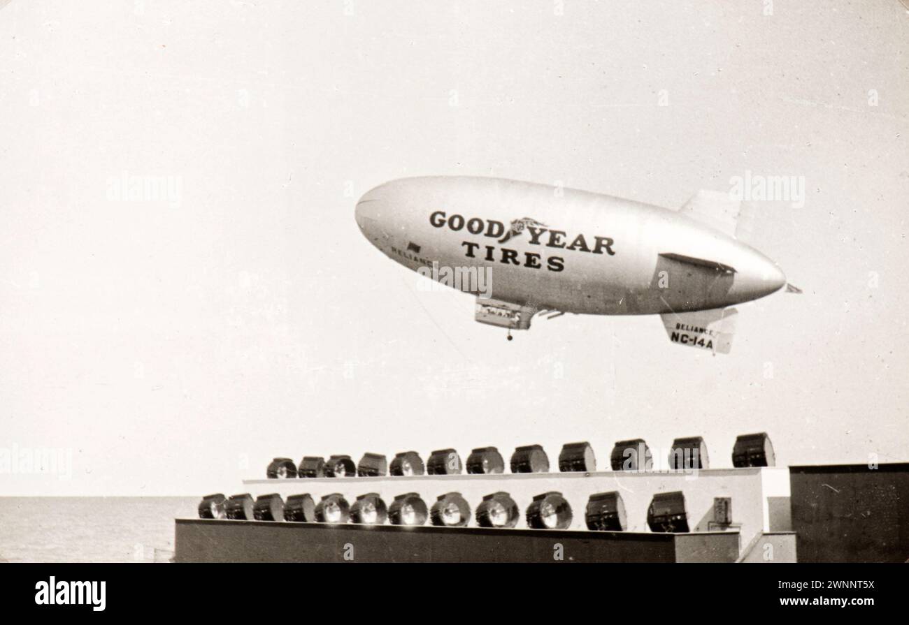 Photo tirée de l'album d'une famille juive italienne (Jarach) voyageant à l'Expo internationale de Chicago à l'été 1933. La photo montre le dirigeable de bonne année Banque D'Images