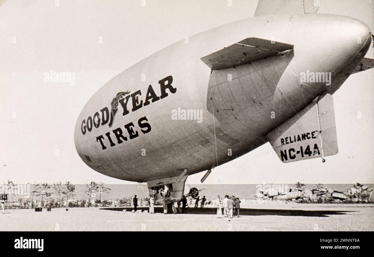 Photo tirée de l'album d'une famille juive italienne (Jarach) voyageant à l'Expo internationale de Chicago à l'été 1933. La photo montre le dirigeable de bonne année Banque D'Images