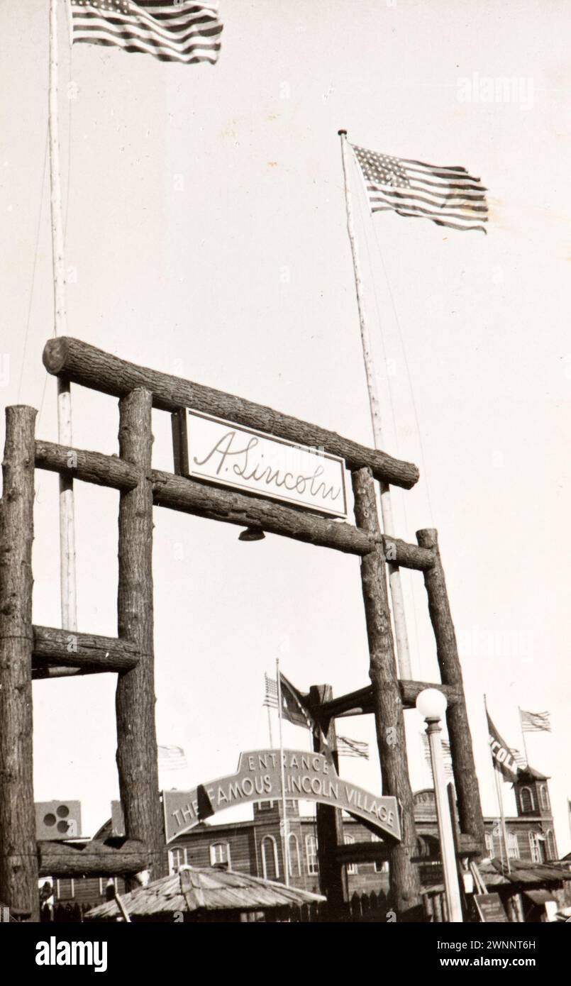 Photo tirée de l'album d'une famille juive italienne (Jarach) voyageant à l'Expo internationale de Chicago à l'été 1933. La photo montre la porte de Lincoln Village Banque D'Images