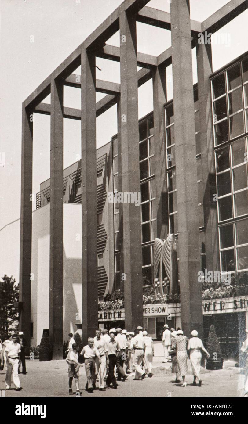 Photo tirée de l'album d'une famille juive italienne (Jarach) voyageant à l'Expo internationale de Chicago à l'été 1933. La photo montre une architecture inhabituelle de l'un des pavillons. Banque D'Images