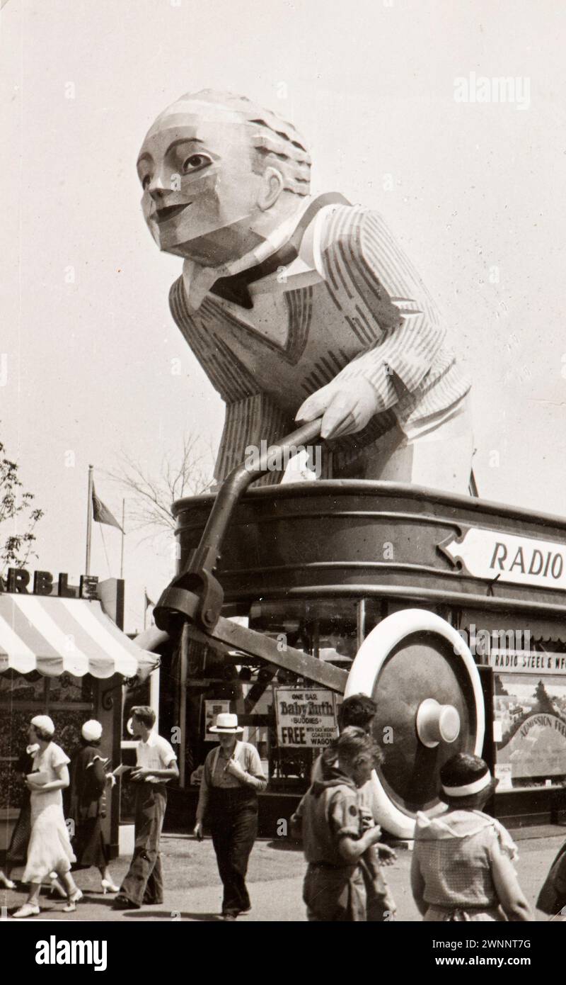 Photo tirée de l'album d'une famille juive italienne (Jarach) voyageant à l'Expo internationale de Chicago à l'été 1933. La photo montre un automate Banque D'Images