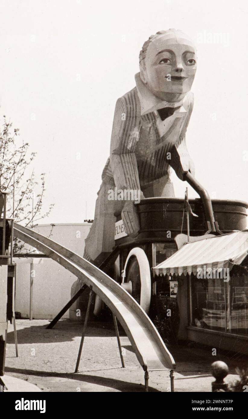Photo tirée de l'album d'une famille juive italienne (Jarach) voyageant à l'Expo internationale de Chicago à l'été 1933. La photo montre un automate Banque D'Images