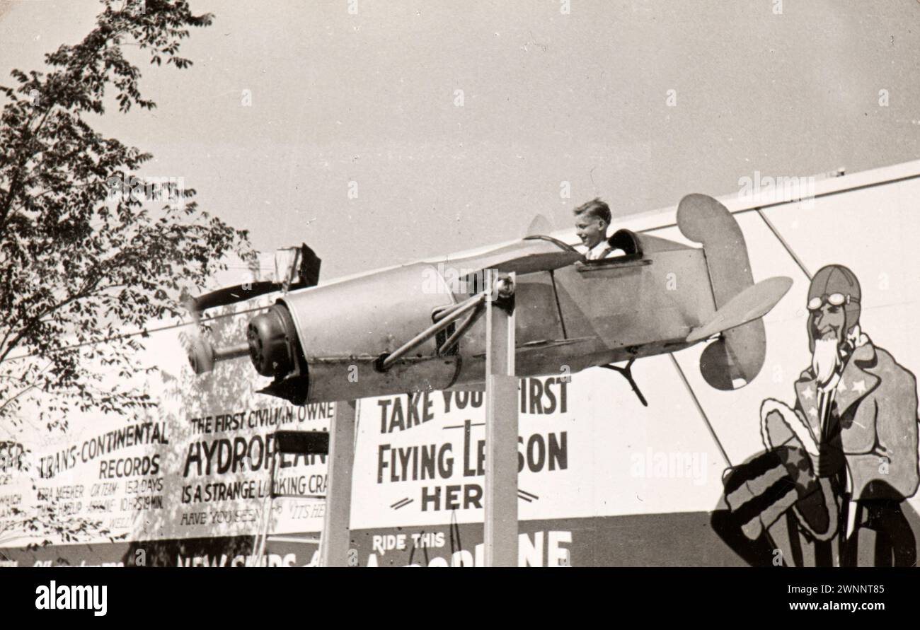 Photo tirée de l'album d'une famille juive italienne (Jarach) voyageant à l'Expo internationale de Chicago à l'été 1933. La photo montre un enfant s'amusant sur un jouet de parc d'attractions représentant un avion Banque D'Images