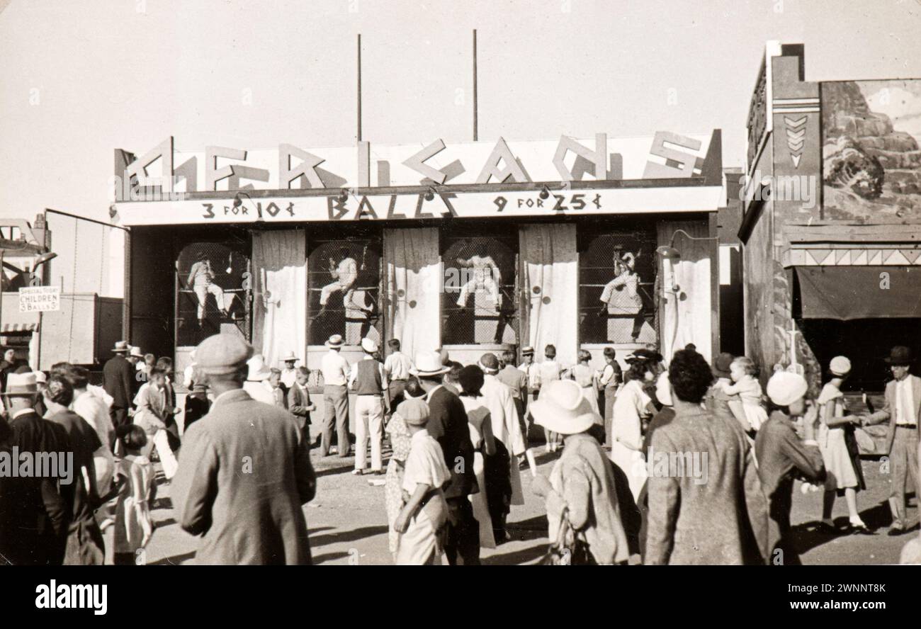 Photo tirée de l'album d'une famille juive italienne (Jarach) voyageant à l'Expo internationale de Chicago à l'été 1933. La photo montre une position très politiquement incorrecte où les participants lancent des balles pour repousser les gens Banque D'Images
