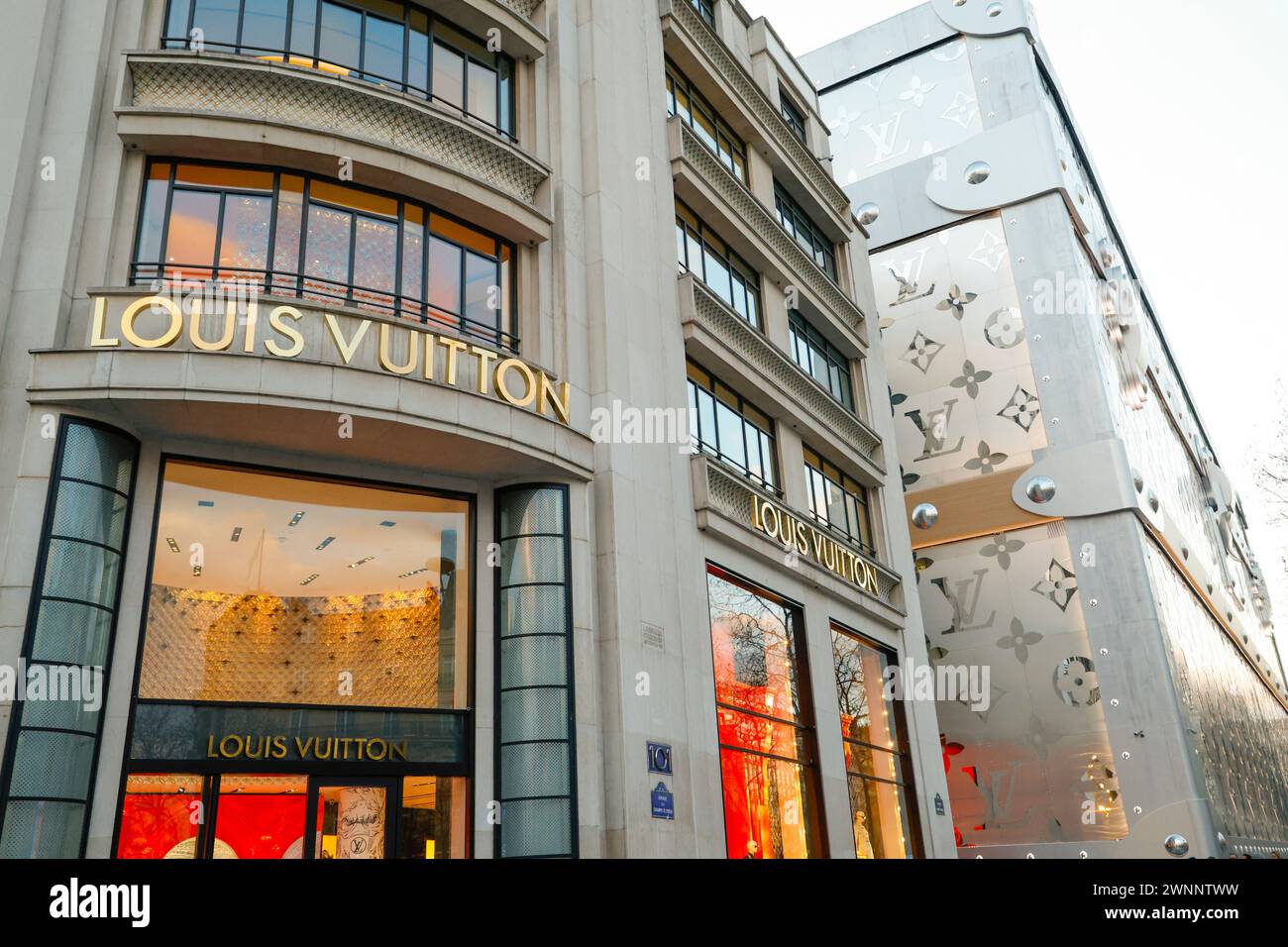 UNE MALLE MAMMOUTH LOUIS VUITTON SUR LES CHAMPS ELYSÉES PARIS Banque D'Images