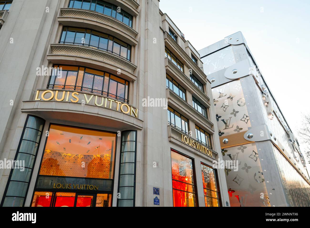 UNE MALLE MAMMOUTH LOUIS VUITTON SUR LES CHAMPS ELYSÉES PARIS Banque D'Images