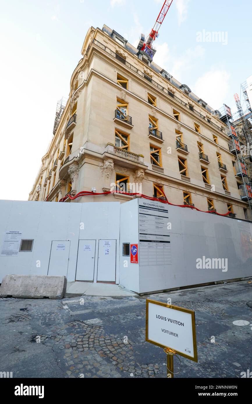 UNE MALLE MAMMOUTH LOUIS VUITTON SUR LES CHAMPS ELYSÉES PARIS Banque D'Images