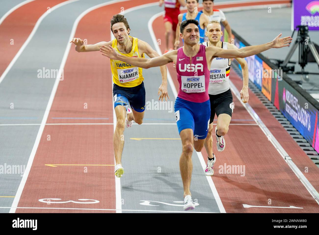 Glasgow, Écosse 20240303.Andreas Kramer t.v. de Suède court pour la médaille d'argent derrière l'américain Bryce Hoppel dans le 800 m masculin aux Championnats du monde d'athlétisme en salle à Glasgow. Photo : Lise Aaserud / NTB Banque D'Images