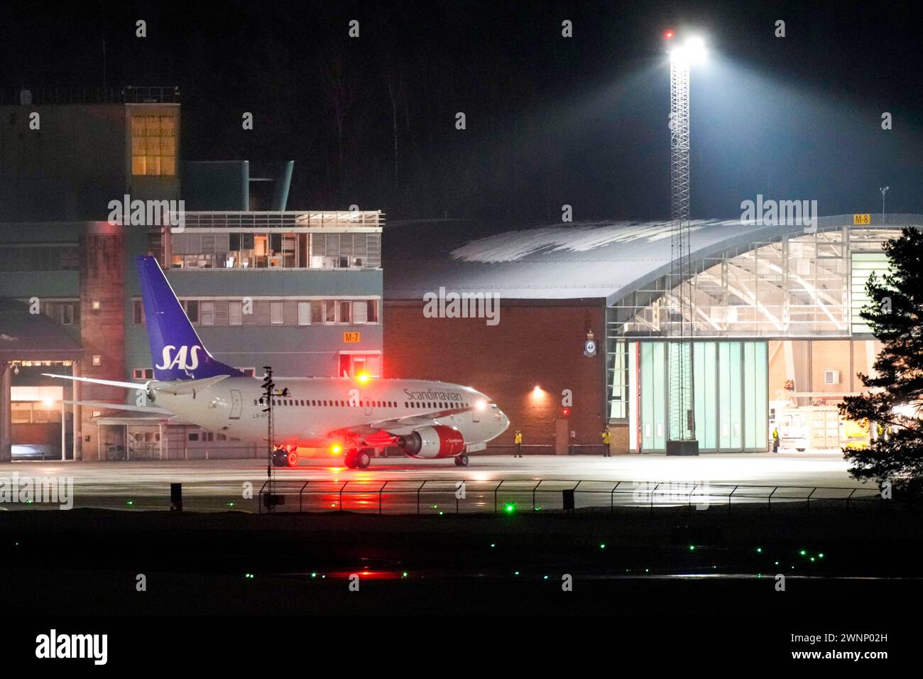 Gardermoen 20240303.L'avion MEDEVAC avec le roi Harald norvégien à bord arrive à l'aéroport Gardermoen d'Oslo. L'avion appartenant à SAS, numéro de queue LN-RPJ, a été réquisitionné par les forces armées norvégiennes et utilisé pour ramener le roi chez lui après qu'il est tombé malade et a été hospitalisé à Langkawi, en Malaisie. Photo : Javad Parsa / NTB Banque D'Images