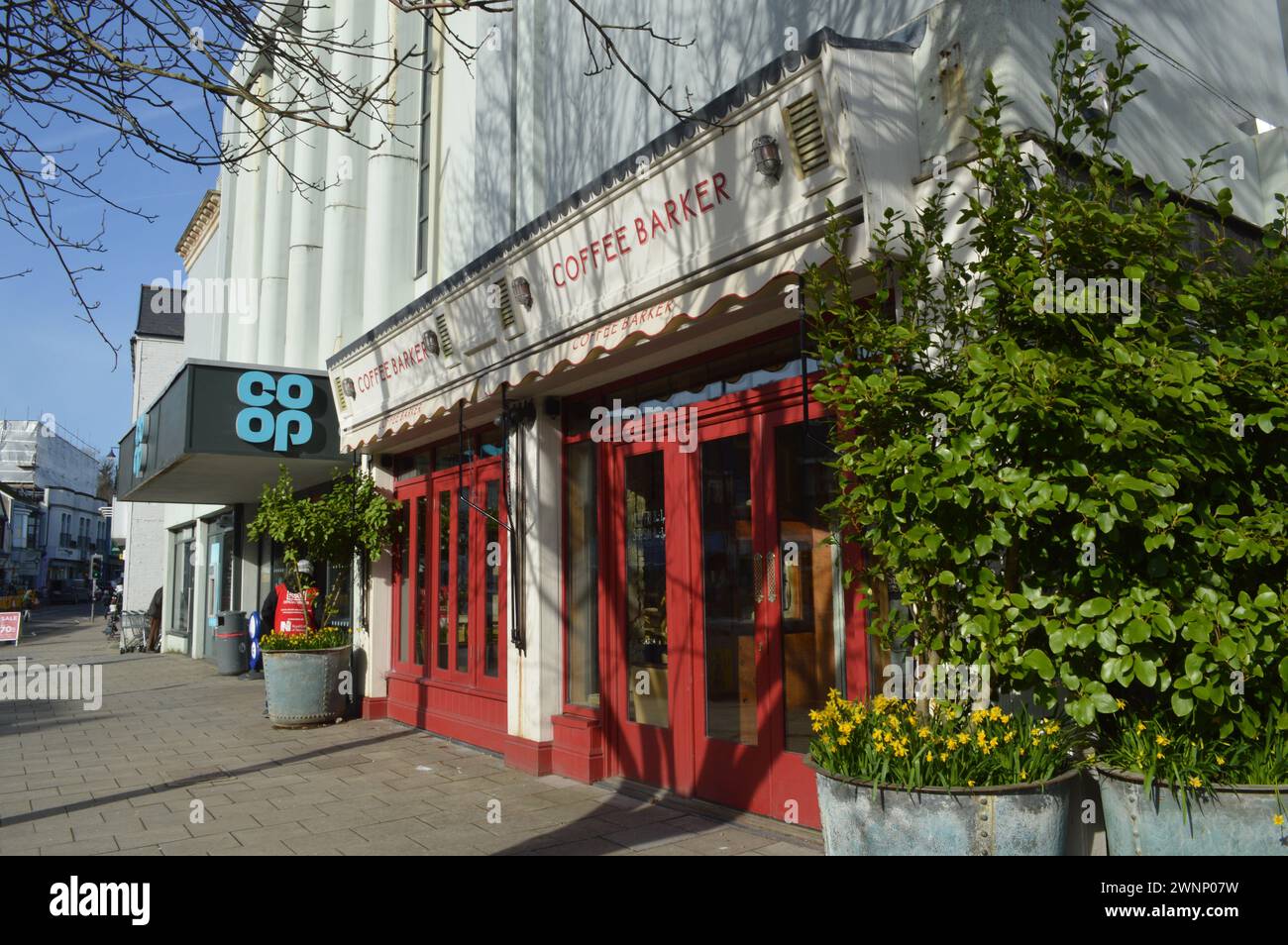 Ancien bâtiment Tivoli à Mumbles, maintenant magasin d'alimentation coopératif et magasin de café Barker. 19 février 2024. Banque D'Images