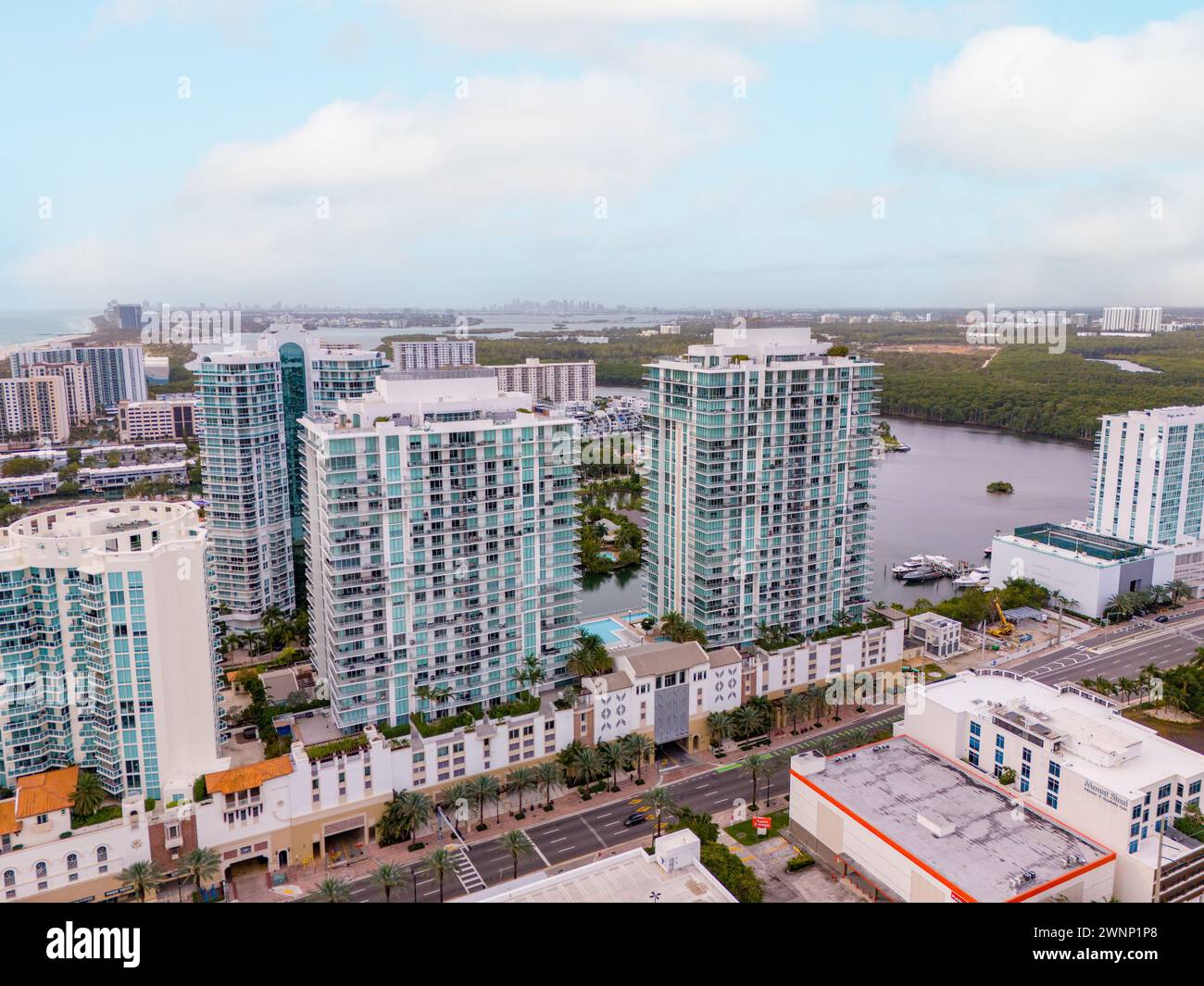 Sunny Isles Beach, FL, États-Unis - 1er mars 2024 : photo aérienne Parque Towers Sunny Isles Banque D'Images