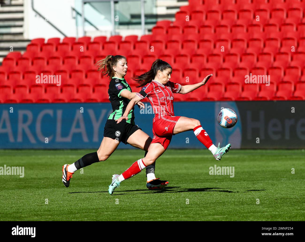 Bristol, Royaume-Uni. 03 mars 2024. Bristol, Angleterre, 3 mars 2024 Ffion Morgan (24 Bristol City) cherche à contrôler le ballon lors du match de Super League Barclays FA Womens entre Bristol City et Brighton & Hove Albion à Ashton Gate à Bristol, Angleterre. (BEAST/SPP) crédit : photo de presse sportive SPP. /Alamy Live News Banque D'Images