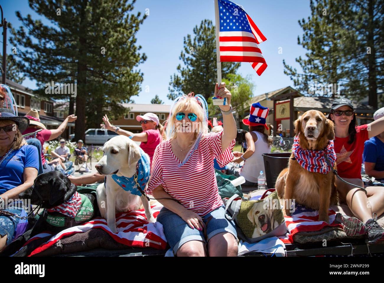 La parade du 4 juillet à Mammoth Lakes présente tous les attraits d'une petite parade urbaine qui longe Old Mammoth Road. Banque D'Images