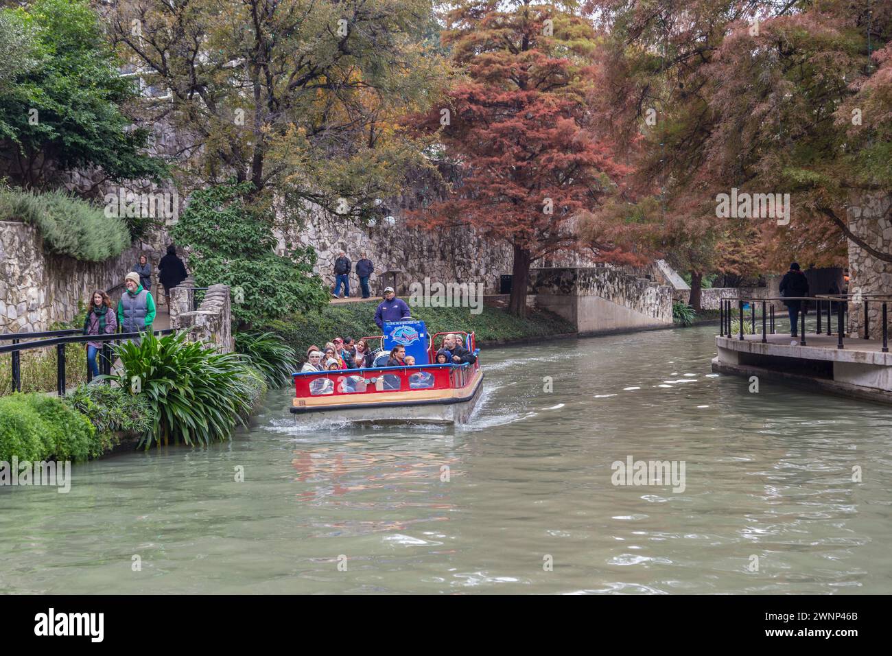 Les touristes montent à bord du bateau de croisière Rio San Antonio à travers le River Walk dans le centre-ville de San Antonio, Texas Banque D'Images