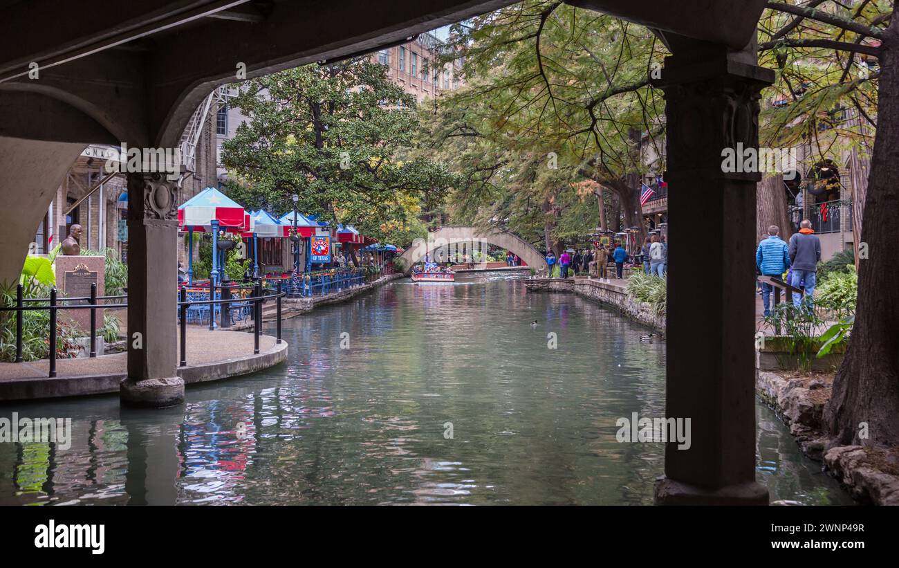 Touristes et habitants explorant la promenade de la rivière dans le centre-ville de San Antonio, Texas Banque D'Images