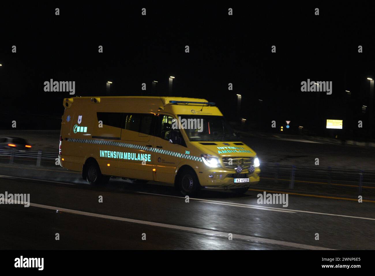 Gardermoen 20240303.L'ambulance avec le roi norvégien Harald sur son chemin de Gardermoen à l'hôpital Rikshospitalet, après qu'il est tombé malade et a été admis à l'hôpital de Langkawi, Malaisie. Photo : Javad Parsa / NTB Banque D'Images