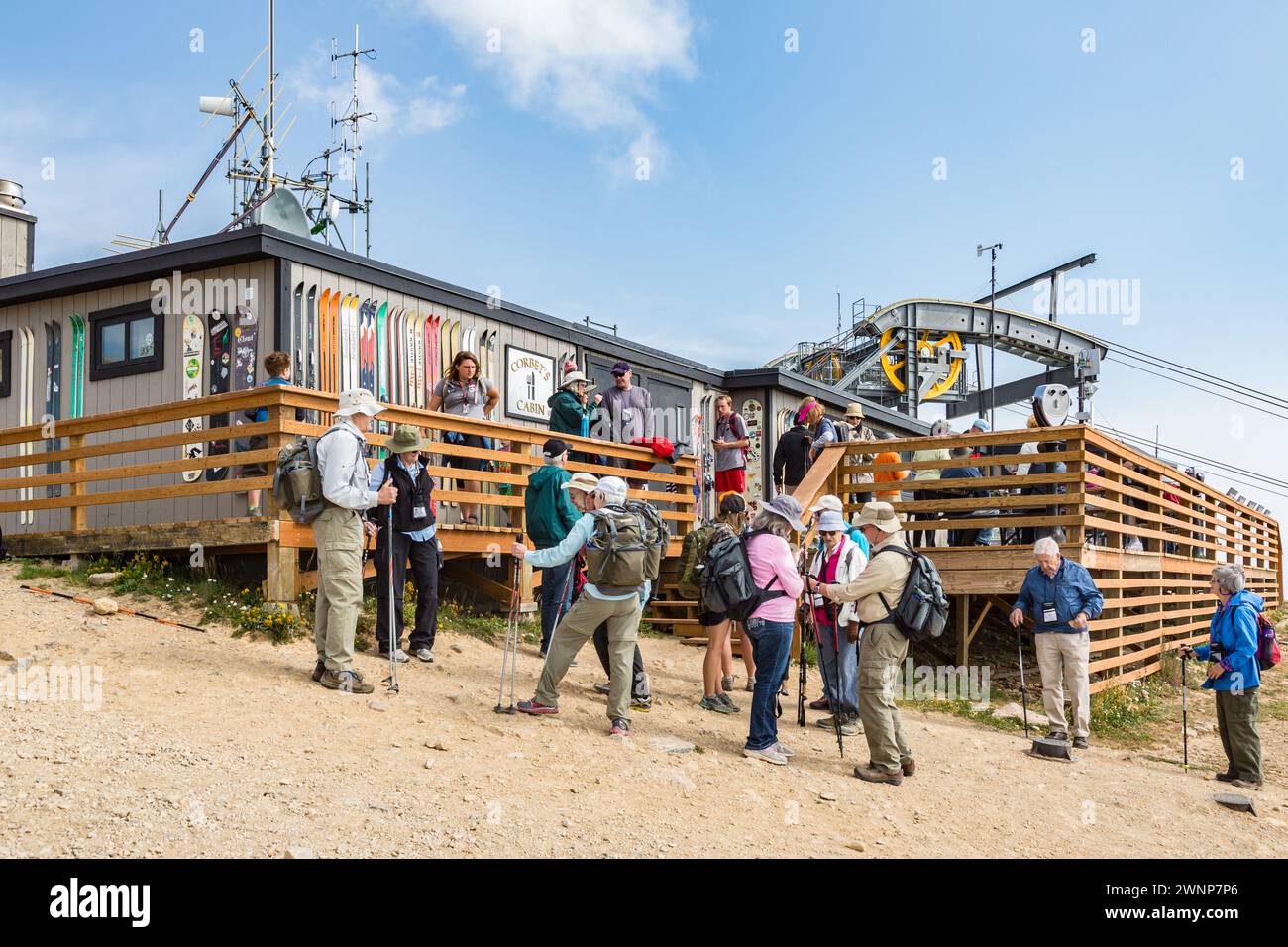 Touristes se préparant pour une randonnée en montagne à partir du restaurant Corbet's Cabin près du sommet du Jackson Hole Aerial Tram Ride au-dessus de Jackson, Wyoming Banque D'Images