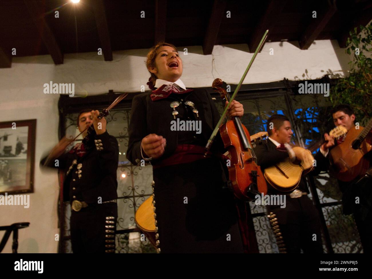 Les mariachis chantent et jouent au restaurant mexicain El Paseo, un restaurant populaire de Santa Barbara, en Californie. Banque D'Images