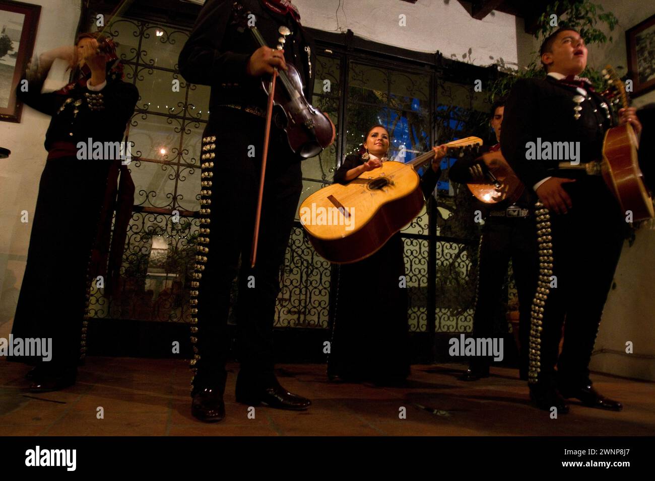 Les mariachis chantent et jouent au restaurant mexicain El Paseo, un restaurant populaire de Santa Barbara, en Californie. Banque D'Images