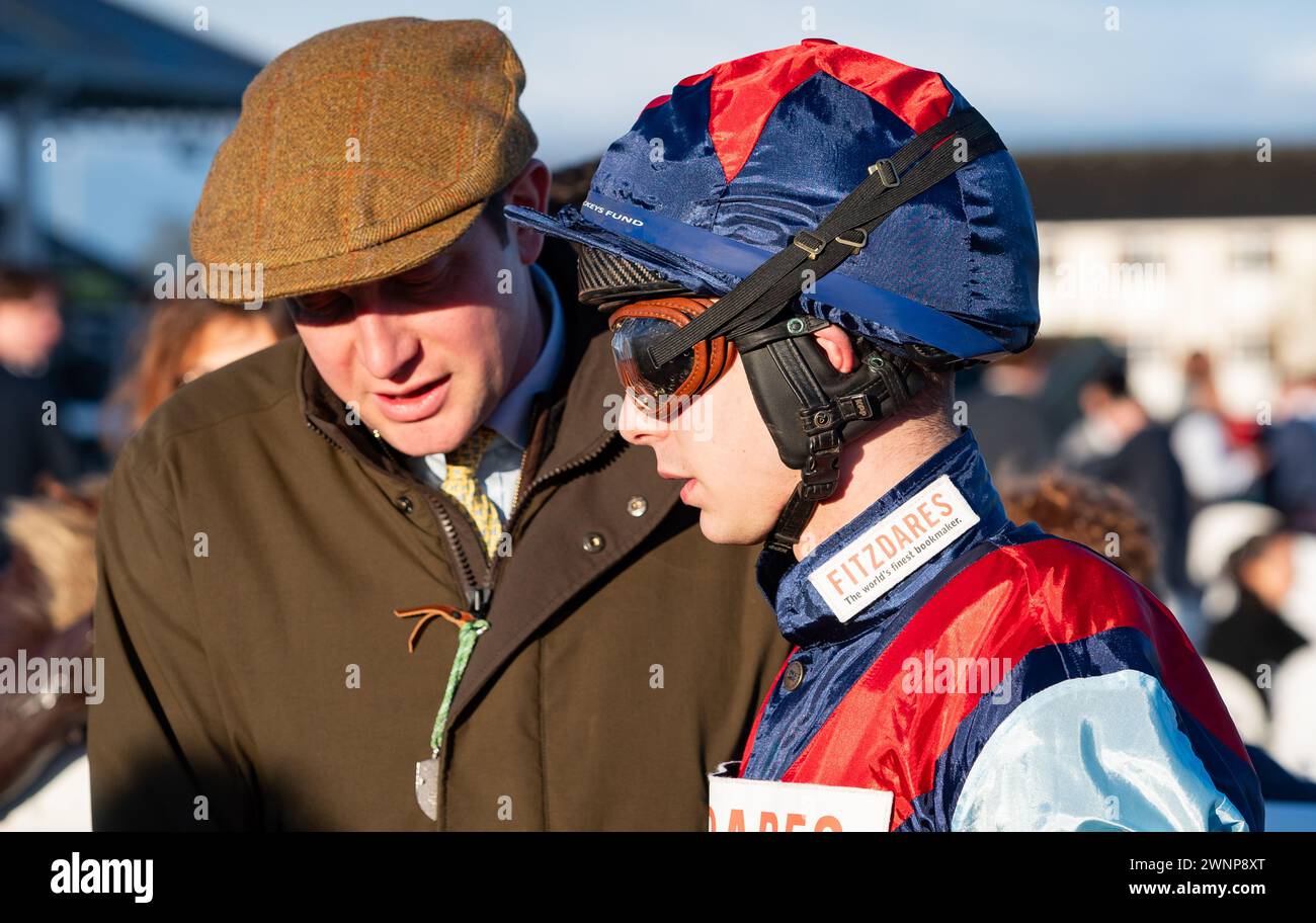 Beau Morgan dans le ring de parade avant de monter Getaway Drumlee à l'hippodrome de Doncaster, 02/03/2024. Crédit JTW Equine images / Alamy. Banque D'Images