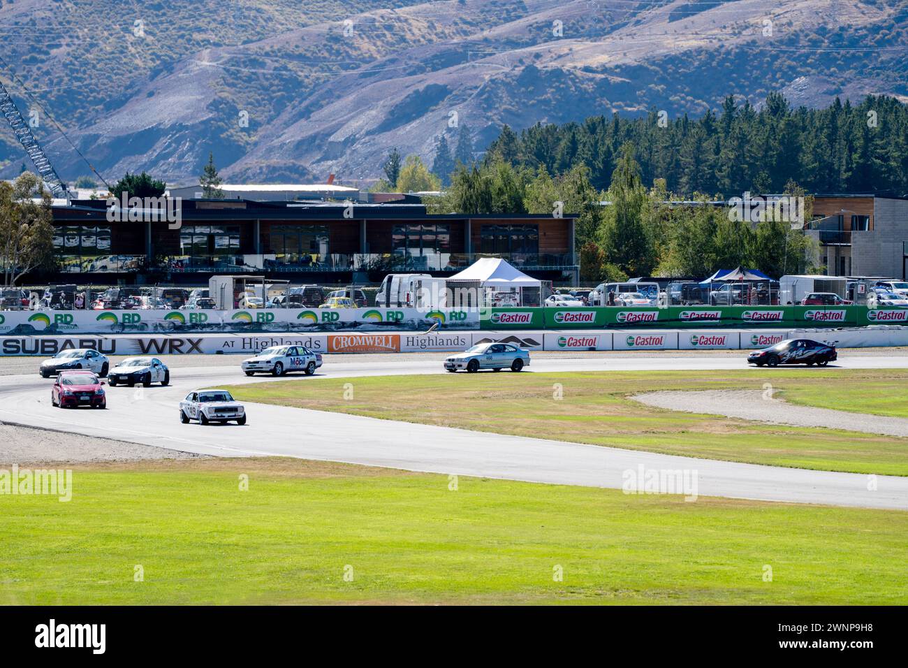 Cromwell , Nouvelle-Zélande- 2 mars 2024 : les pilotes compétitifs parcourent les virages au Cromwell Highlands Motorsport Park lors d'une course d'endurance nationale Banque D'Images