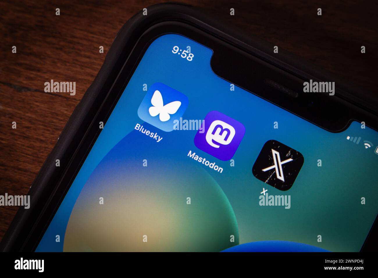 Vancouver, CANADA - février 28 2024 : icônes Bluesky, Mastodon et X app vues sur un écran iPhone. Concept de services de réseaux sociaux décentralisés Banque D'Images