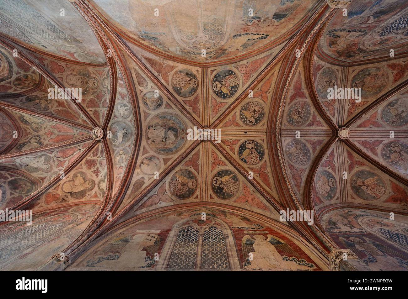 Chapelle de la Chapelle Saint Antonin, avec des images de Dieu et des 24 anciens, entourée par les 4 évangélistes de l'Apocalypse de Jean, en tempera polychrome Banque D'Images