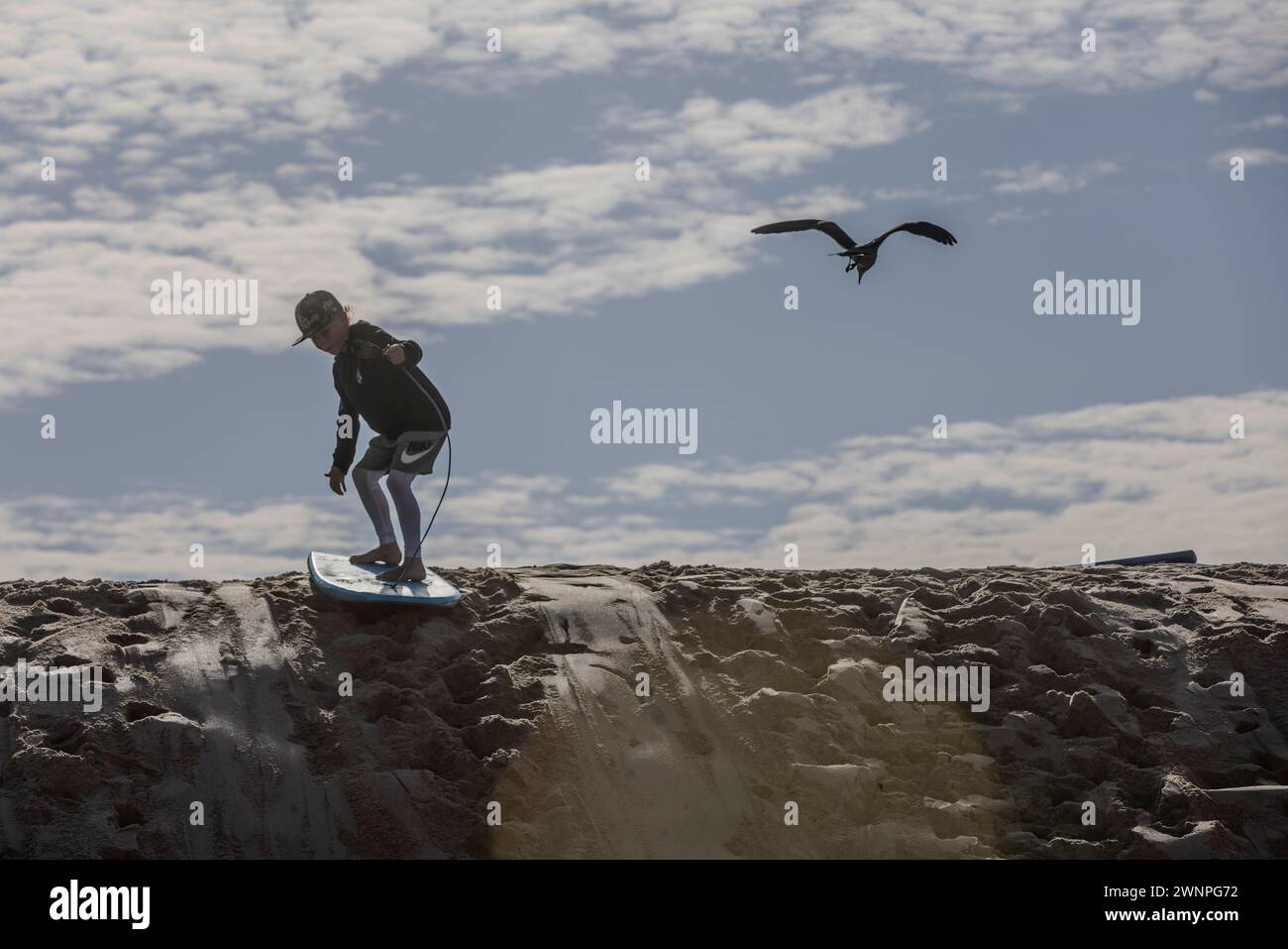Le surf élevé et la température chaude de décembre attirent les gens à la plage de Malibu. Banque D'Images