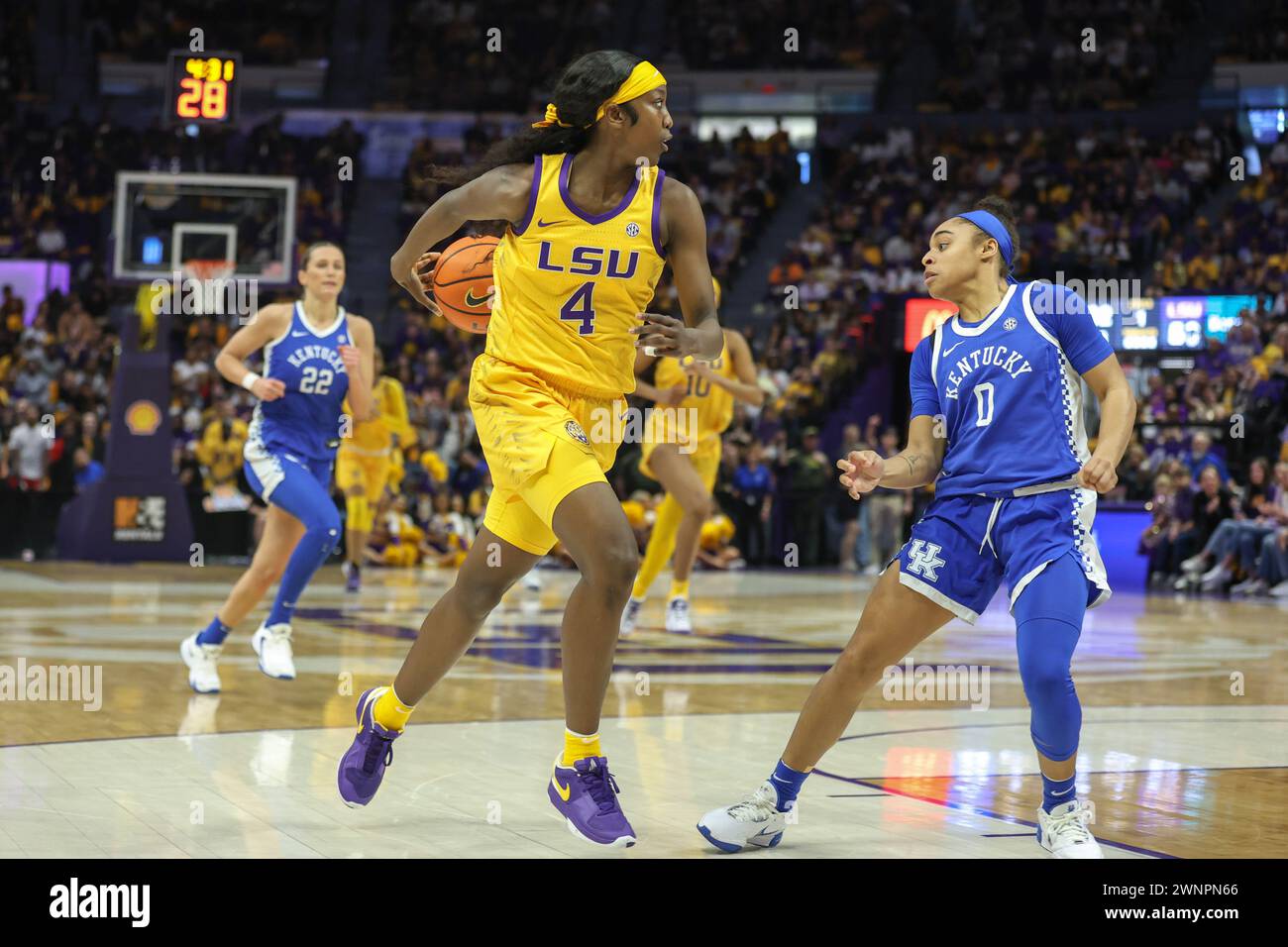 Baton Rouge, LOUISIANE, États-Unis. 03 mars 2024. Flau'Jae Johnson de la LSU (4) fait une passe derrière le dos devant Brooklynn Miles du Kentucky (0) lors d'un match de basket-ball féminin de la NCAA entre les Wildcats du Kentucky et les Tigers de la LSU au Pete Maravich Assembly Center à Baton Rouge, LOUISIANE. Jonathan Mailhes/CSM (image crédit : © Jonathan Mailhes/Cal Sport Media). Crédit : csm/Alamy Live News Banque D'Images