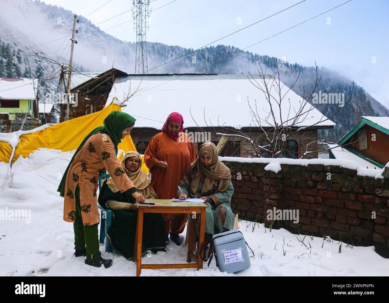 Srinagar, Inde. 03 mars 2024. 03 mars 2024, Srinagar, Inde : un travailleur de la santé vérifie des fioles de vaccin contre la polio pendant un programme de vaccination contre la polio pour les enfants de 0-5 ans pour éradiquer le virus de la polio à Srinagar. Le 03 mars 2024, Srinagar, Inde. (Photo de Firdous Nazir/Eyepix Group) crédit : Sipa USA/Alamy Live News Banque D'Images