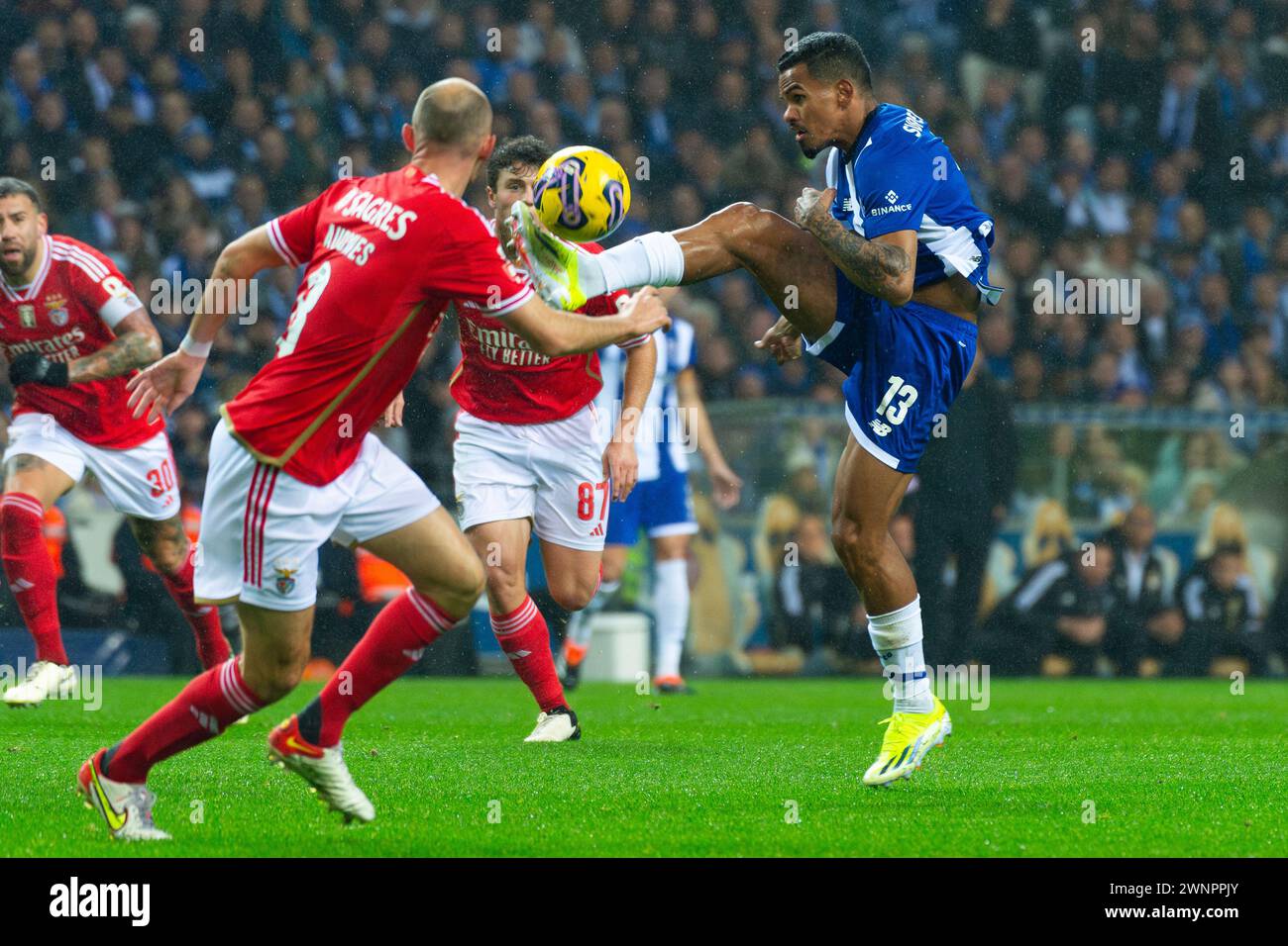 Porto, Portugal. 03 mars 2024. Galeno domine le ballon lors du match classique de la Ligue portugaise entre FC Porto 5 et SL Benfica 0 au stade Dragão à Porto le 21 février 2024 (Jose Salgueiro/SPP) (Jose Salgueiro/SPP) crédit : SPP Sport Press photo. /Alamy Live News Banque D'Images