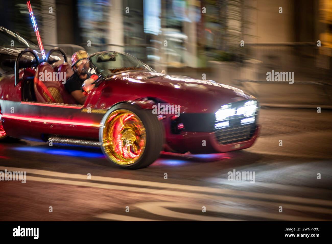 Voiture à trois roues dans une rue de New York la nuit Banque D'Images