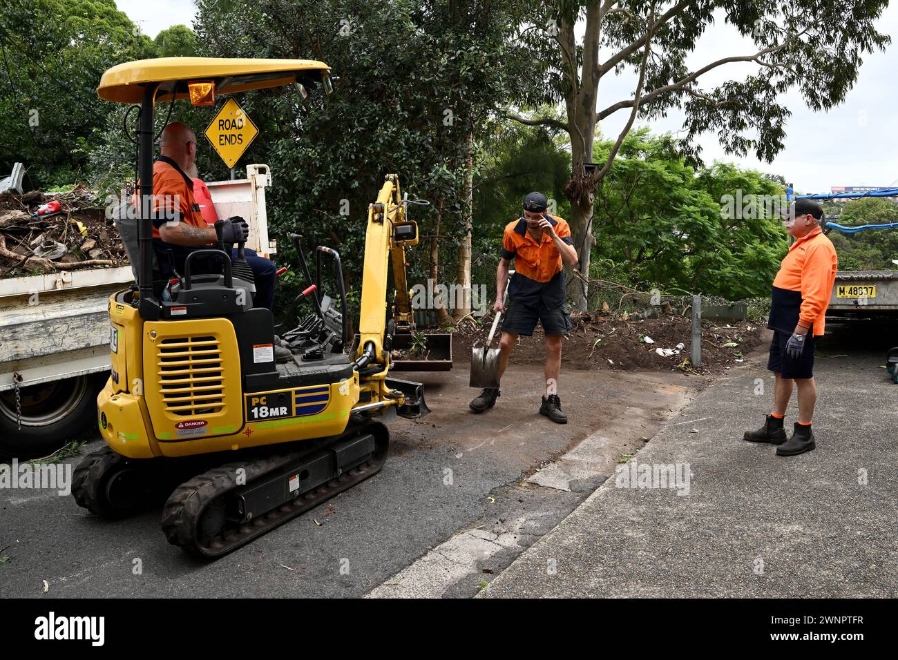 Sydney, Australie. 04 mars 2024. Les travailleurs de la ville de Sydney nettoient les débris après qu'une voiture s'est écrasée sur une falaise près de la station de métro léger Glebe à Sydney, le lundi 4 mars 2024. Une voiture s'est écrasée au-dessus d'une falaise, atterrissant près des voies ferrées légères sur Railway St à Glebe. (AAP image/Bianca de Marchi) NO ARCHIVING Credit : Australian Associated Press/Alamy Live News Banque D'Images