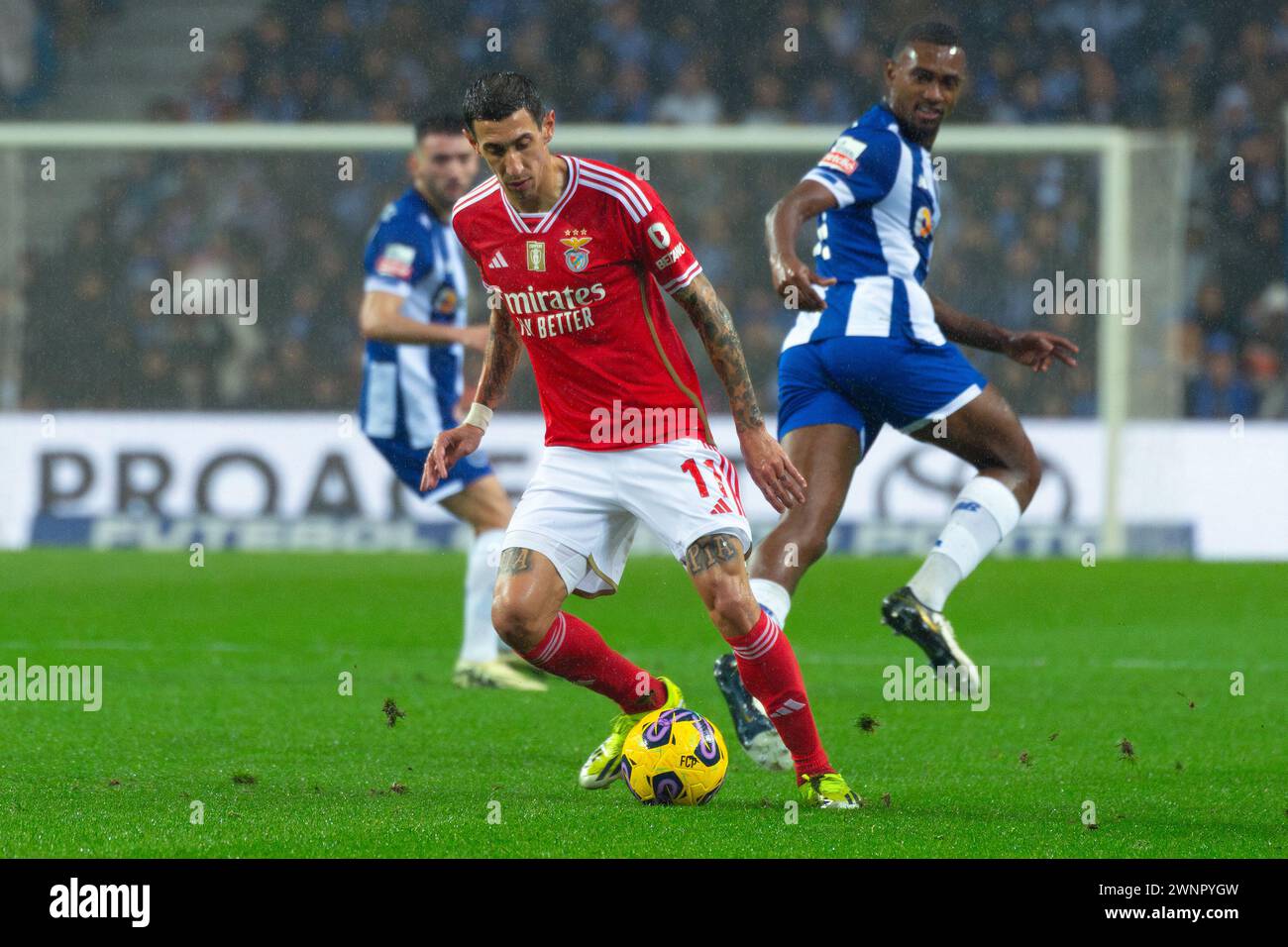 Porto, Portugal. 03 mars 2024. Di Maria dribble Otavio Ataide lors du match classique de la Ligue portugaise entre FC Porto 5 et SL Benfica 0 au stade Dragão à Porto le 21 février 2024 (Jose Salgueiro/SPP) (Jose Salgueiro/SPP) crédit : SPP Sport Press photo. /Alamy Live News Banque D'Images