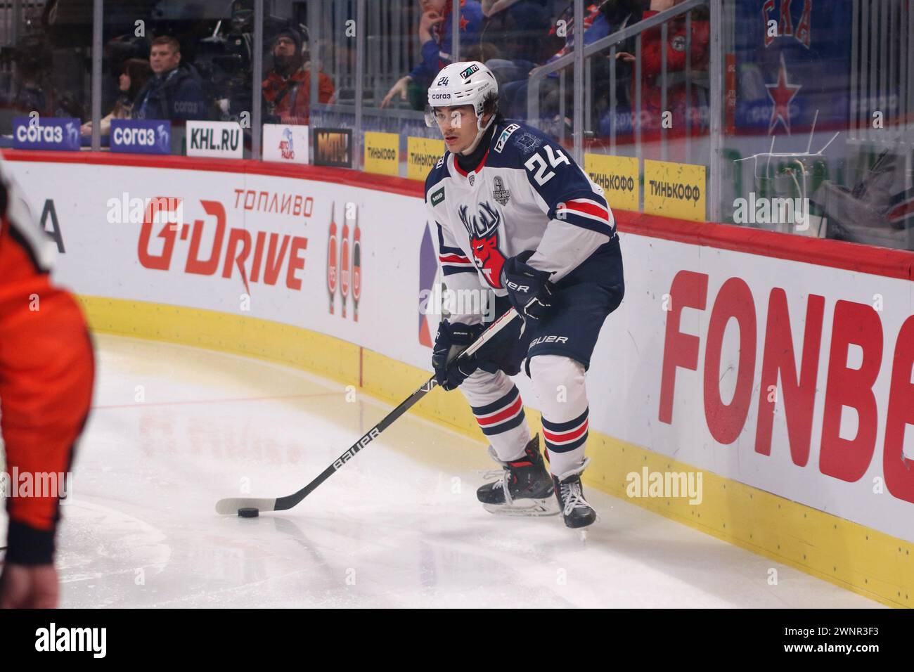 Saint-Pétersbourg, Russie. 03 mars 2024. Joueur du club de hockey torpille, Dmitry Breus (24 ans) vu en action lors du match de la Ligue Kontinental de hockey, Coupe Gagarine, match 2, 1/8 finales saison KHL 2023 - 2024 entre SKA Saint-Pétersbourg - Torpedo Nizhny Novgorod à la SKA Arena. (Score final ; SKA Saint Petersburg 3:2 Torpedo Nizhny Novgorod) crédit : SOPA images Limited/Alamy Live News Banque D'Images