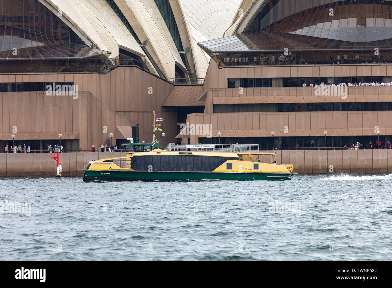 Port de Sydney, ferry de classe fluviale de Sydney nommé Ruth Park, passe devant l'Opéra de Sydney, Nouvelle-Galles du Sud, Australie, 2024 Banque D'Images