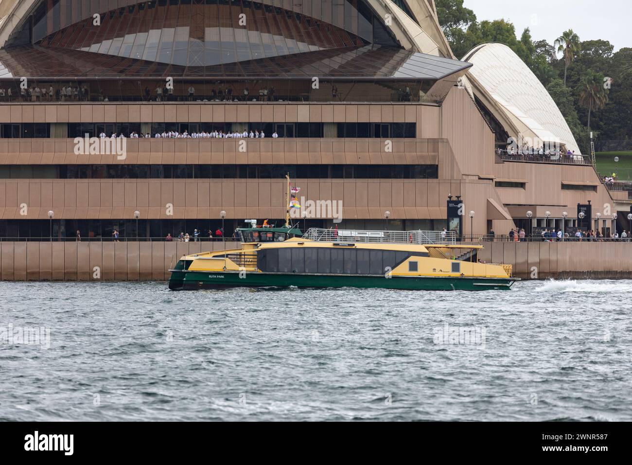 Port de Sydney, ferry de classe fluviale de Sydney nommé Ruth Park, passe devant l'Opéra de Sydney, Nouvelle-Galles du Sud, Australie, 2024 Banque D'Images